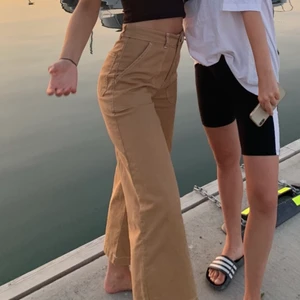 Beiga byxor - Säljer mina coola byxor från Pull & Bear! Knappt använda då jag har liknande 🤩🥂 Storlek 34. hör av er vid frågor! 🙈