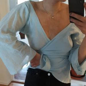 Ljusblå söt topp från Bikbok.  - Jättesöt ljusblå topp från Bikbok i storlek M. Jag är i vanliga fall i storlek S. Den kommer inte till användning hos mig så det skulle vara kul om någon annan fick större nytta av den. Den går att knyta lite hur man vill då det är länga band. 