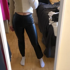 Skinnbyxor croppade - Skinnbyxor från zara som knappt är använda 💖