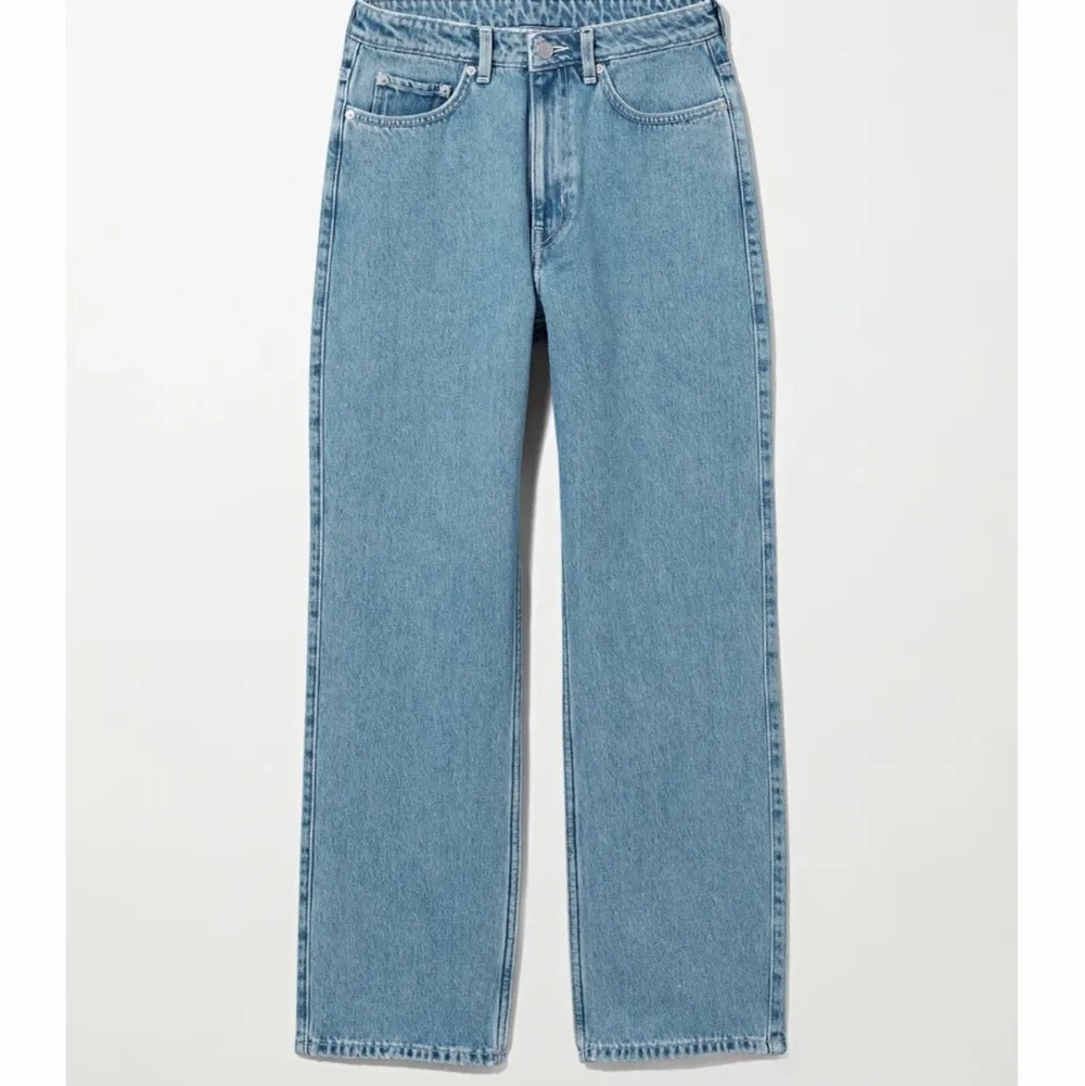 Lånade bilder då dem är för små för mig (har alltså samma storlek som på bilden). Raka jeans i modellen rowe från weekday i storlek w25/l30. Bra i längd på mig som är ca 169. Jeans & Byxor.