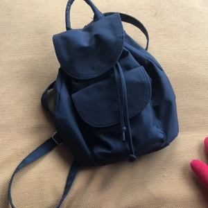 MiniRyggsäck - Supersöt köpt på Myrornas, har en defekt på ”handtaget”. Man drar åt snöret i den stora fickan och sen knäpper den med magnetisk knapp. Finns och en liten ficka