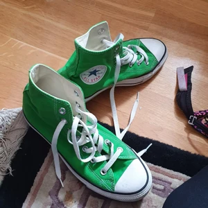 Unik åkt grön sit unisex all star converse  - Säljer min söt trending och unik grön unisex åkt coverse och modellen är utsåld. I mycket bra skick och passar 39_ 41 eftersom de ãr stor I stk..Användade 4 dager. Sáljer dem eftersom jag köpte två. Bra till vår,host och summer och matcherar till allt. Finns fler bilder och bud I kommenterna om du vill köpa 