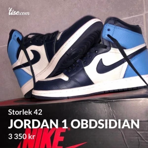 Jordan 1 Obsidian - Jag säljer mina riktigt snygga Jordan 1 Obsidian Dom är väldigt bra skick 9/10 Storlek 42  Priset går att diskutera, om du är intresserad så är de bara att kontakta mig och då kan du även få lite mer bilder på dom om du vill.  Frakt ingår i priset!