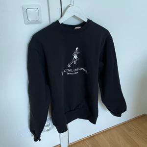 Svart sweatshirt från Sporty & Rich - Svart sweatshirt från Sporty & Rich, strl XS men passar nog XS-S dam eftersom att de är herrstorlek/unisex! Helt oanvänd, som ny 💘 Nypris ca 1500kr