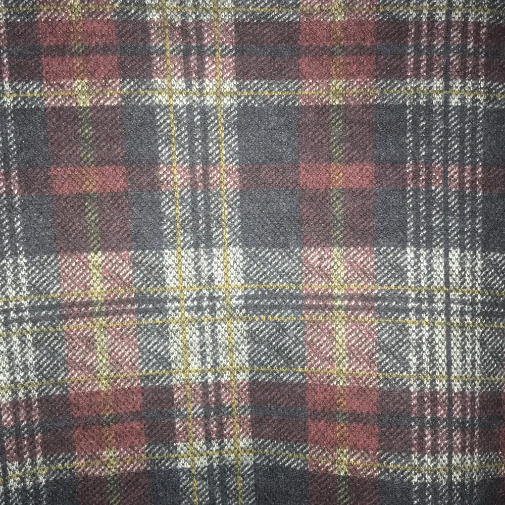 Dress made in Italy with different purple shades tartan pattern. In perfect condition. Material is quite warm so works well for colder weather. Does not have a size tag on but it fits a size M.. Klänningar.