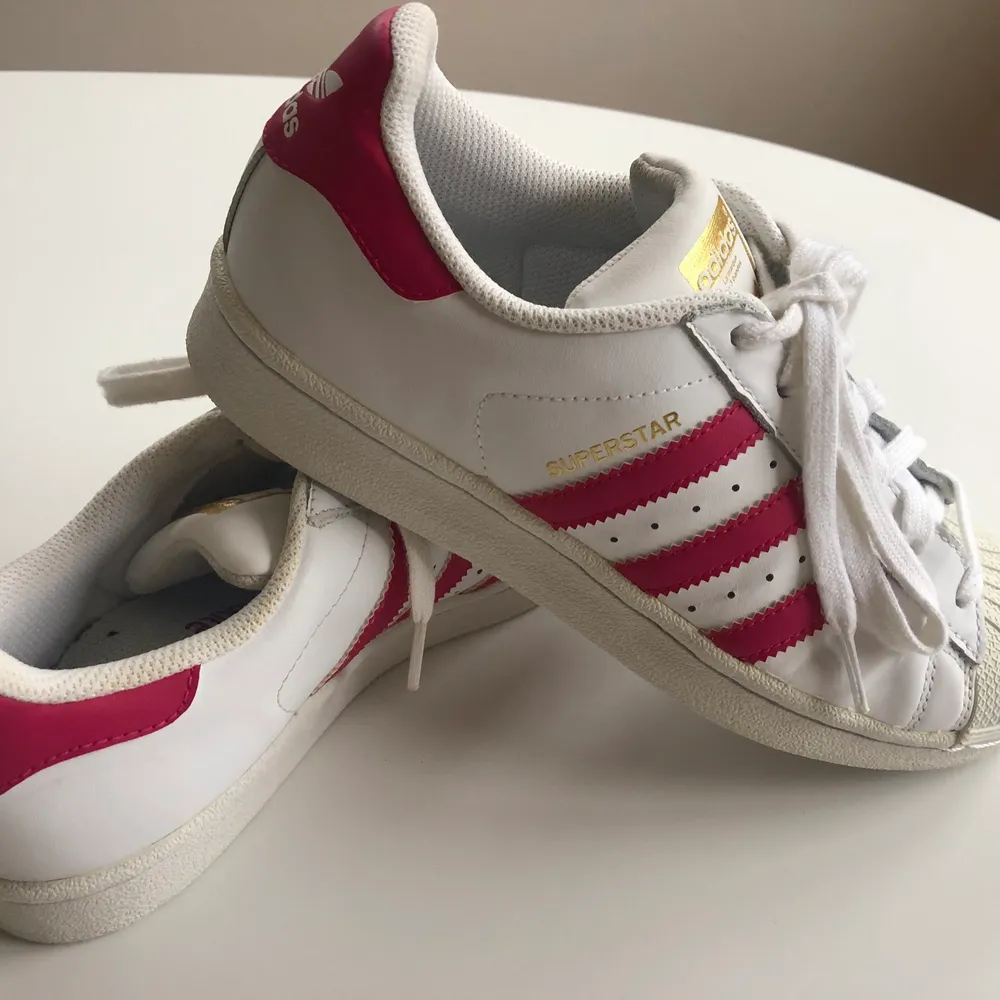Fina Adidas Superstar sneakers med rosa detaljer. Möts upp i Stockholm, annars står köparen för frakten. . Skor.
