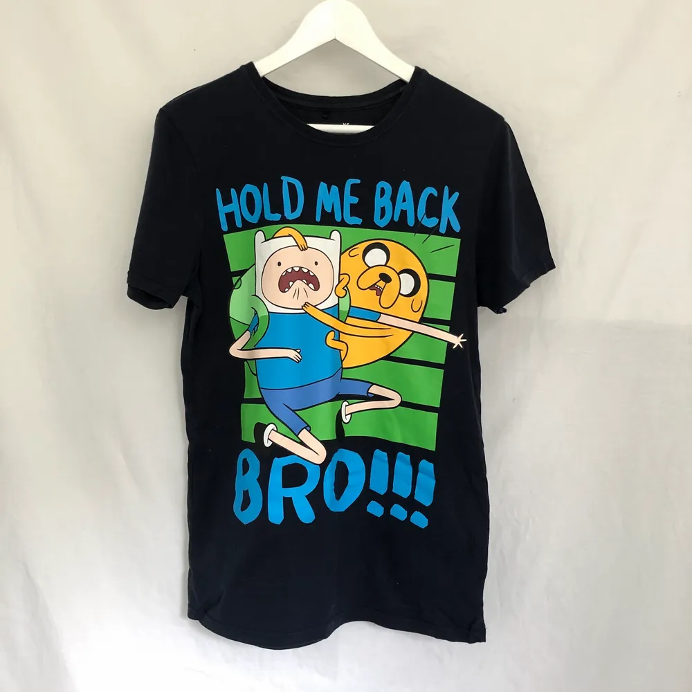 Säljer den här roliga t-shirten med Finn och Jake från Adventure Time på. Fint skick i storlek XS, dammodell. Säljer den då jag inte använder den.. T-shirts.
