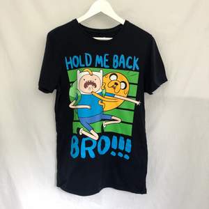 Säljer den här roliga t-shirten med Finn och Jake från Adventure Time på. Fint skick i storlek XS, dammodell. Säljer den då jag inte använder den.