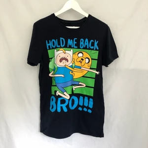 T-shirt Adventure Time - Säljer den här roliga t-shirten med Finn och Jake från Adventure Time på. Fint skick i storlek XS, dammodell. Säljer den då jag inte använder den.