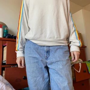 Bikbok Tröja - Mjuk o skön tröja med flerfärgade stripes på sidan! 🌈