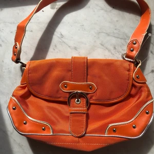 Väska🤩🧡 - Skitsnygg väska i en orange färg och rosa innefoder. Mycket rymlig med många olika fack. Också vääldigt bra skick och aldrig använd av mig! 🧡🦁 HÖGSTA BUD: 340 budgivning avslutad