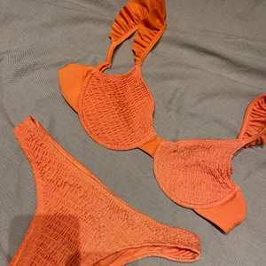 Bikini från NA-KD  - Säljer en bikini från NA-KD då den aldrig kommit till användning då den är lite för liten. Storlek S på bikinitrosorna och storlek 75C. Säljer för 130kr för båda + 66kr frakt💕