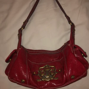 Väska - Röd väska köpt på plick! Köparen står för frakten. Frakten kostar 66kr