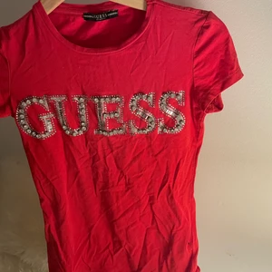 Guess tshirt  - Strl xs