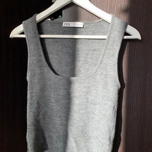 Stickat linne - Zara  - Stickat u-ringat linne från Zara! Det är oanvänt och därav i fint skick, hör av dig vid frågor eller fler bilder 💓 Jag bjuder på frakt med frimärken 💓