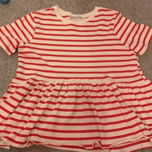 Randig tröja  - Jätte fin och trendig tröja, endast använd 1 gång. Säljer pga att den inte riktigt är min stol längre och därför kommer den inte till användning