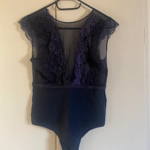 Body - Säljer denna marinblåa bodyn med öppen rygg. Aldrig använd. Storlek S. 150kr + frakt 66kr