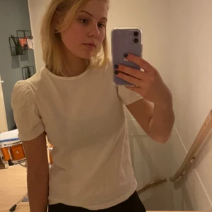 Gullig t-shirt  - fin T-shirt den lager 157. Str xs, pris 50kr.