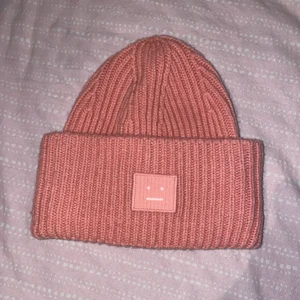 Acne mössa - Säljer min helt nya acne mössa. Aldrig använd då det inte var denna färgen jag önskade mig. Köpa direkt 700kr⭐️ ✨Köparen står för frakt✨ 