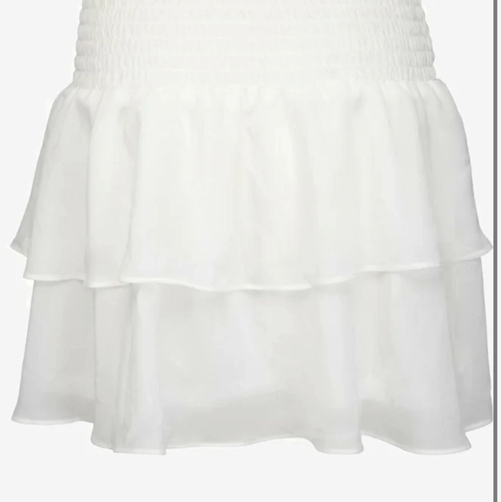 Säljer denna fina vita volangkjol från Chelsea, använd en gång! Säljer den eftersom den inte kommer tills användning💓(lånade bilder) BUD: 260kr. Kjolar.