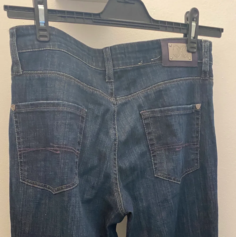 Säljer dessa jätte fina lågmidajde jeans i storlek s / m ! De är mörkblå med lila detaljer på fickorna !! Säljer för 240kr!!  Först till kvarn <3. Jeans & Byxor.