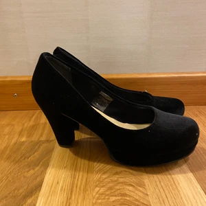 Klackskor - Jättefina klackskor från VOX. Lite skimrigt sammetsmaterial. Stl 39. Bra skick