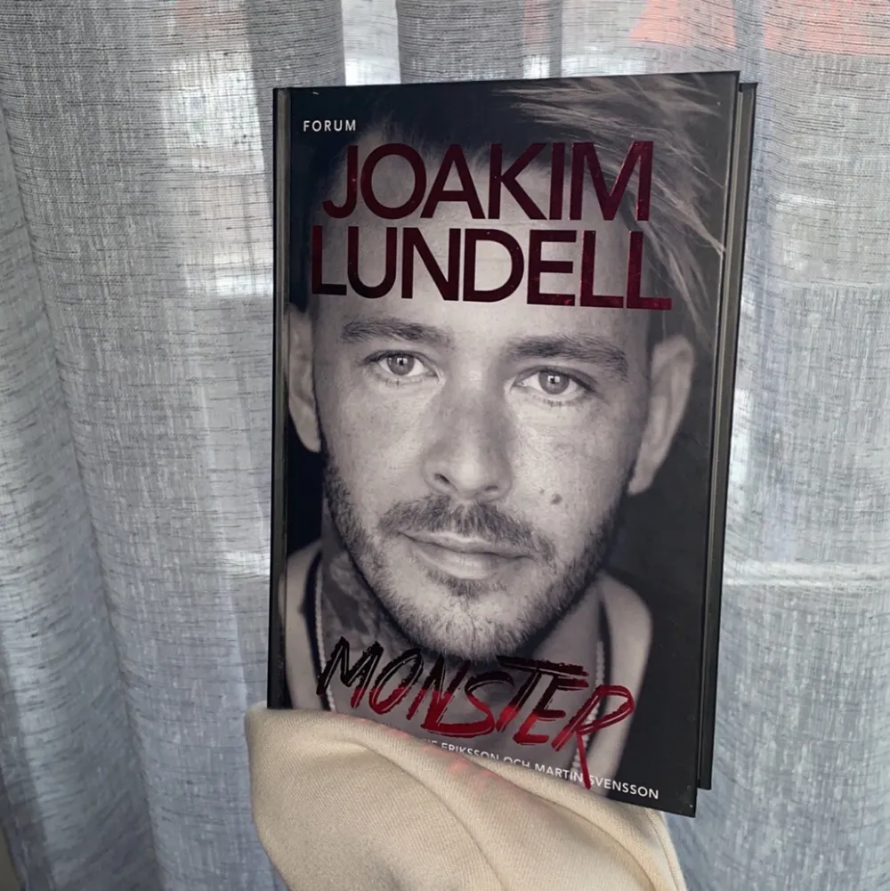 Säljer Joakim Lundells bok (monster) MED hans autograf🤩🤩 säljer även Therese Lindgrens bok (ibland mår jag inte så bra) UTAN autograf❤️❤️                             monster= 100kr    Ibland mår jag inte så bra=75kr. Övrigt.