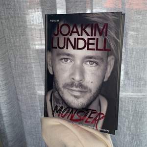 Säljer Joakim Lundells bok (monster) MED hans autograf🤩🤩 säljer även Therese Lindgrens bok (ibland mår jag inte så bra) UTAN autograf❤️❤️                             monster= 100kr    Ibland mår jag inte så bra=75kr