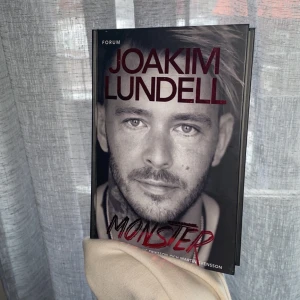 Joakim Lundell & Therese Lindgren bok - Säljer Joakim Lundells bok (monster) MED hans autograf🤩🤩 säljer även Therese Lindgrens bok (ibland mår jag inte så bra) UTAN autograf❤️❤️                             monster= 100kr    Ibland mår jag inte så bra=75kr