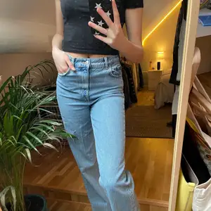 Snygga zara jeans som jag köpte föra sommar 💛 Långa på mig som är 178cm (flera bilder finns)