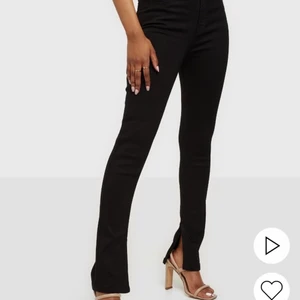 Jeans från nly trend - Aldrig använda svarta jeans från nly trend  med slits i strl 36. Jeansen är i riktigt stretchig material och passar även i strl 38 🖤 storleken är slutsåld på hemsidan 