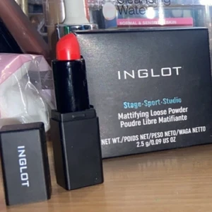 Smink - Har rensat ur mitt rum och hittat smink jag användt. Från ingelot det finns ett puder, två läppstift med matchande färg två läpppennor, en mascara. Tänker att pris kan diskuteras om man kanske vill köpa bara något av det! Men det är bara att höra av sig❤️