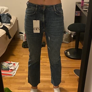 zara jeans - Säljer dessa snygga jeans från zara. Köpta rätt nyss och inte alls använda så har även lappen kvar. Köpta för 299