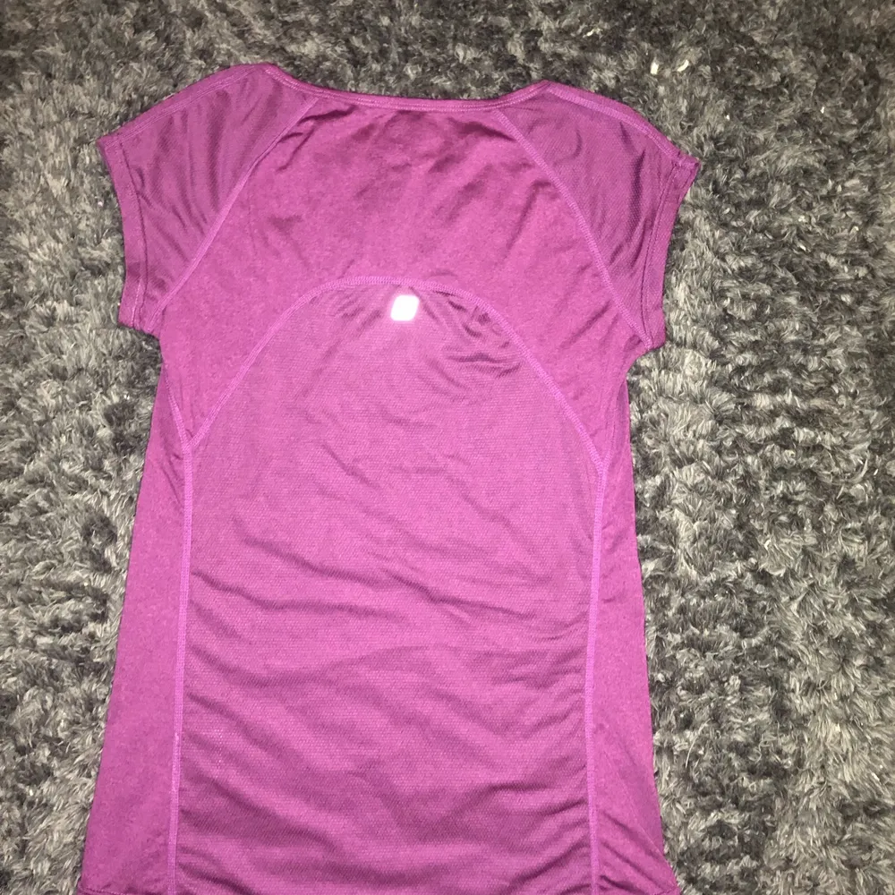 Lila/rosa tränings tröja . T-shirts.