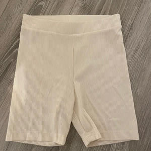 Ljusgula cykelbyxor - Säljer ett par helt oanvända cykelbyxor från MONKI i storlek xs! Byxorna har ett ribbat material