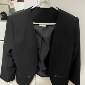 Kavaj - Svart kavaj med silver detaljer 