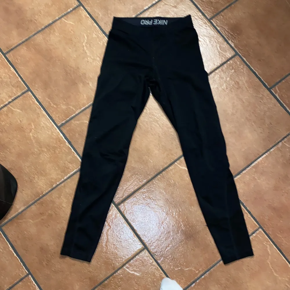 Tränings tights från Nike, köptes på Inter sport för runt 400kr, knappt använda och inga defekter eller skador . Jeans & Byxor.