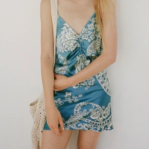 Zara klänning - Säljer denna jättefina klänning💕 den är i storlek xl,  men den passar mig som oftast är xs och 158! Den är bara lite mer oversize.