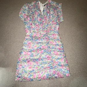 Klänning - Somrig klänning från Zara som jag aldrig använt, prislappen är kvar.