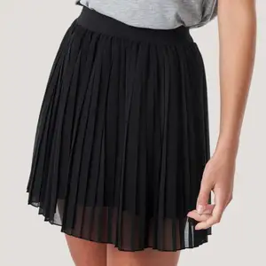 Svart plisserad kjol från NA-KD💖Använd några fåtal gånger under sommaren 2019, inte använts efter det. 