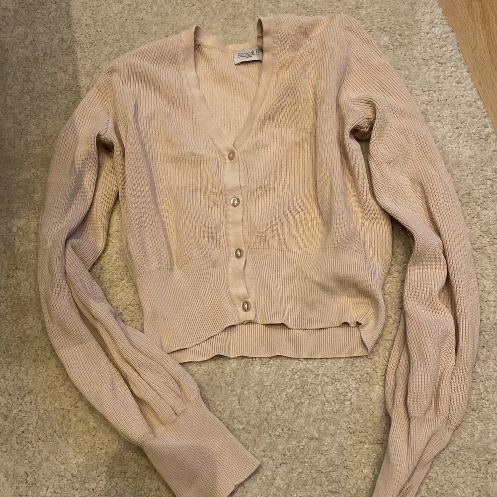 Drömmig beige tröja från NA-KD Storlek XS - jag är en Small och den passar utmärkt.. Tröjor & Koftor.