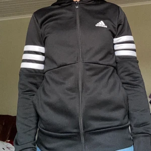 Adidas tränings-tröja - Supersnygg och bekväm överdrags-tröja att ha när man tränar och det är lite kallare! Säljer då den inte kommer till användning 