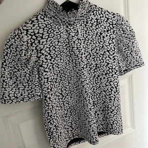 Zara blus - Blus i fint material som är väldigt mjukt. Strl M men passar även mig som bär S. Använd mycket fåtal gånger!💕