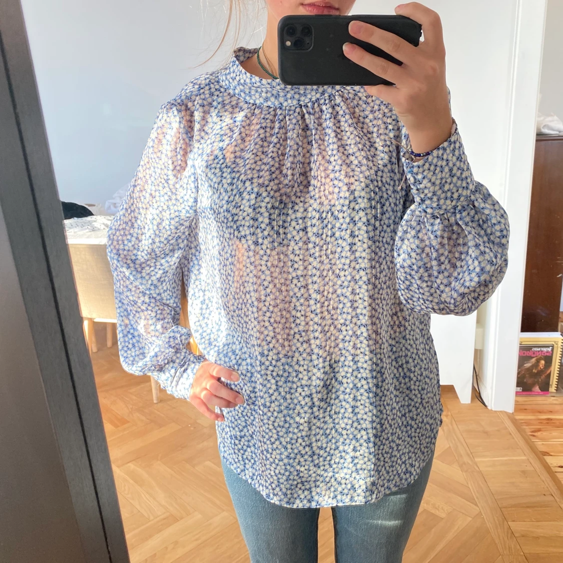 Blå blus med vita blommor