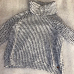 En stickad tröja med krage - En helt vanlig grå stickad tröja som är i bra skick,storleken passar en som brukar ha xs/ s eftersom den är väldigt lös och stretchig