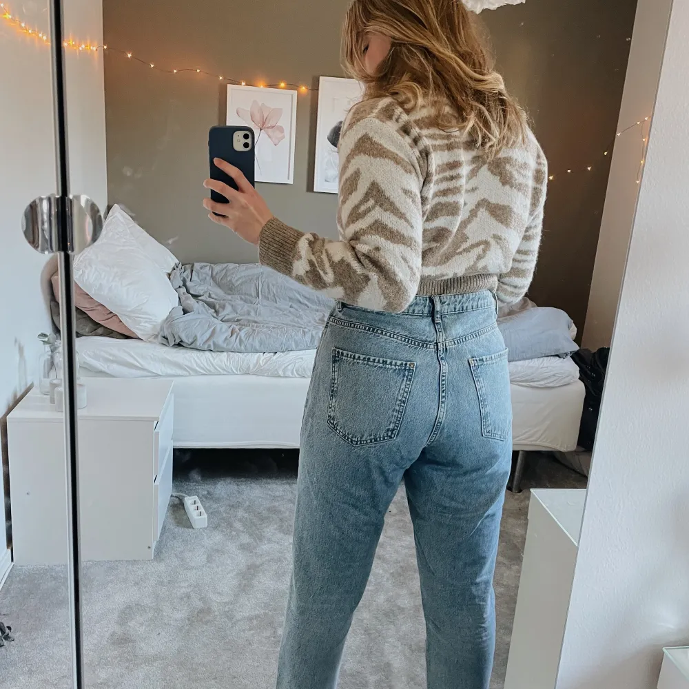 Fina blåa jeans från Gina Tricot i storlek 42. Lite för stora för mig men annars inte använda många gånger. Jag är 165cm lång.. Jeans & Byxor.