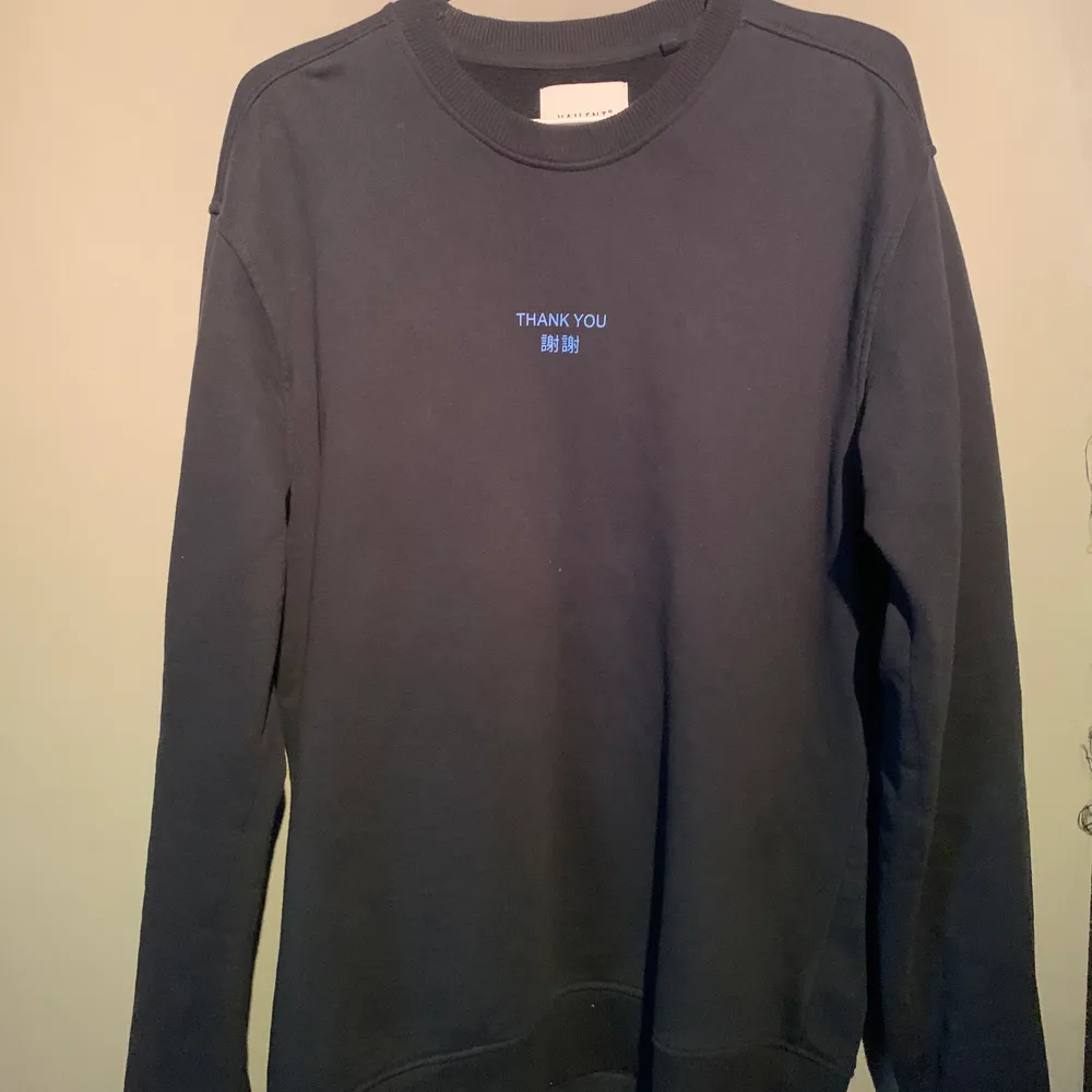 Mörkblå Vailent sweatshirt ifrån carlings, storlek M, säljer då den inte kommer till användning längre  . Hoodies.