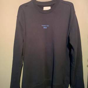 Mörkblå Vailent sweatshirt ifrån carlings, storlek M, säljer då den inte kommer till användning längre  