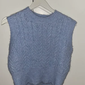 Stickad väst - Säljer min fina slutsålda babyblåa väst ifrån Zara som nästan är oanvänd. Fint skick! 