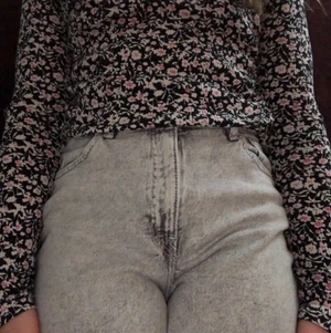 Blommig tröja strl 146-152 - Säljer nu denna fina tröja använd ganska många gånger och är också tvättad många gånger.                      Den sitter bra och är väldigt fin. 